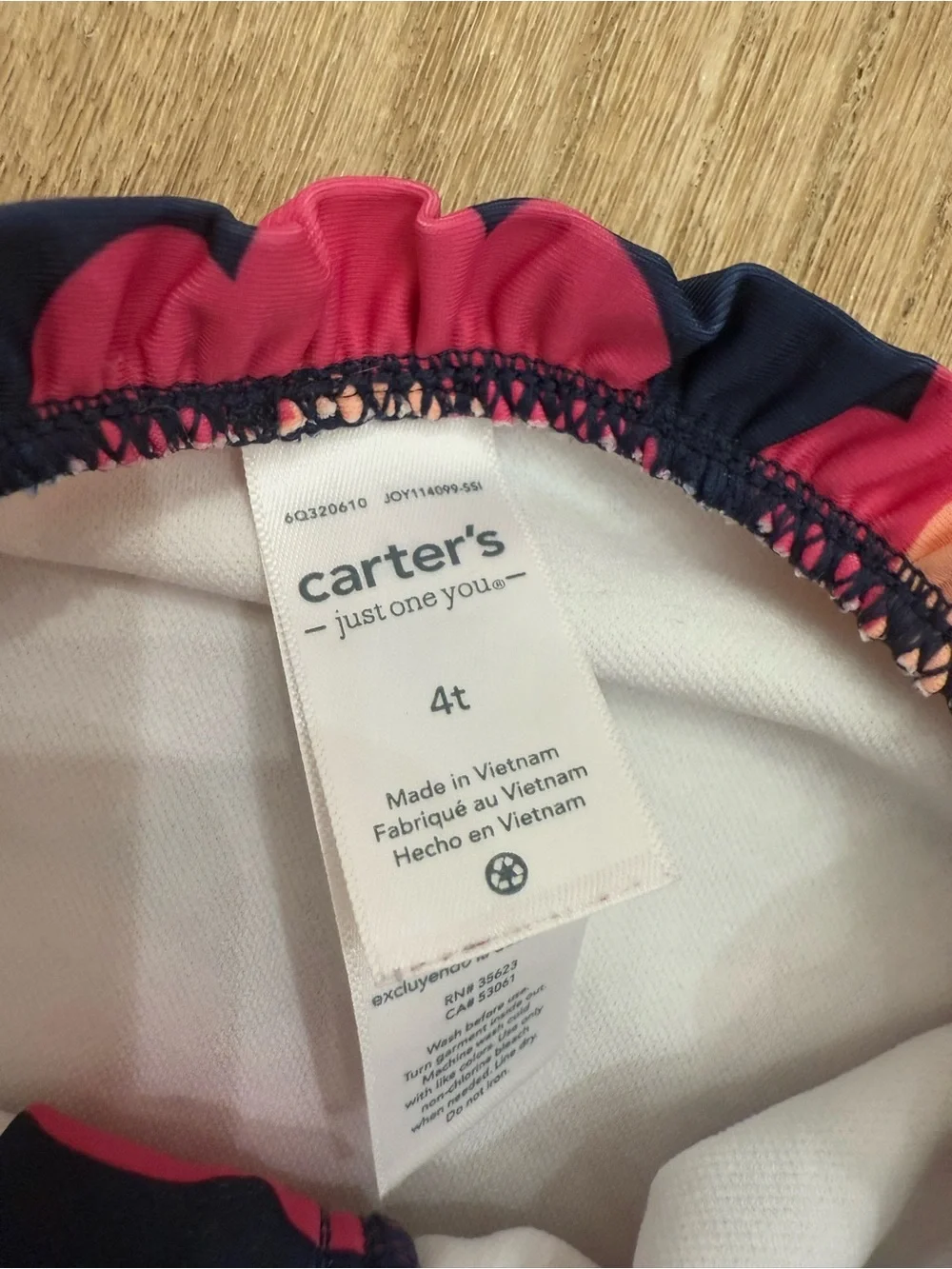 Carter’s swimsuit/rash guard size 4T
